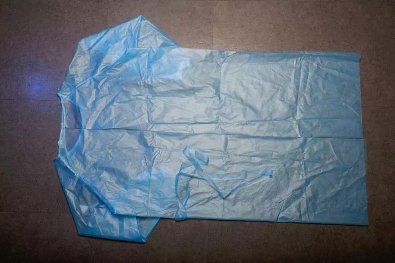 Disposable Medical Isolation Gown AAMI Level 2 Pppe Non-Woven Fabric 45g