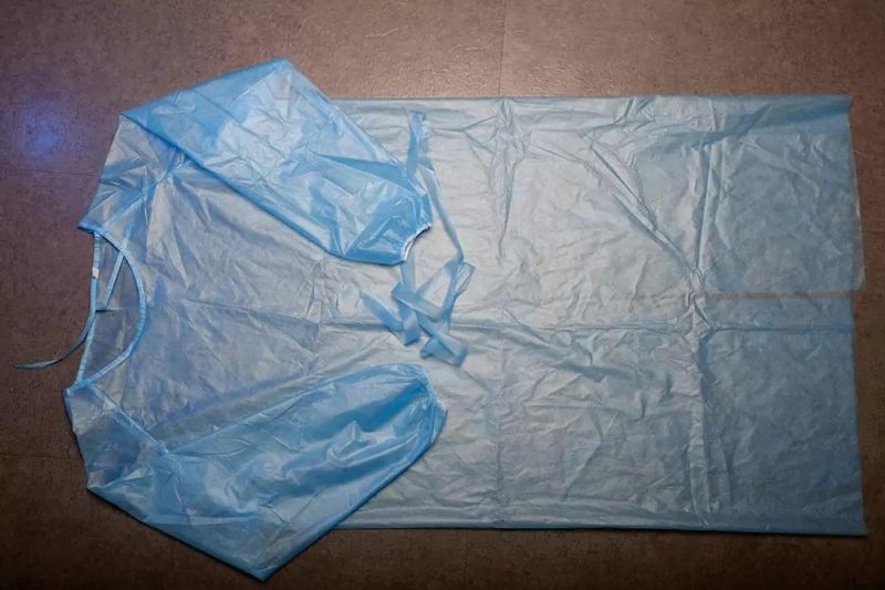 Disposable Medical Isolation Gown AAMI Level 2 Pppe Non-Woven Fabric 45g