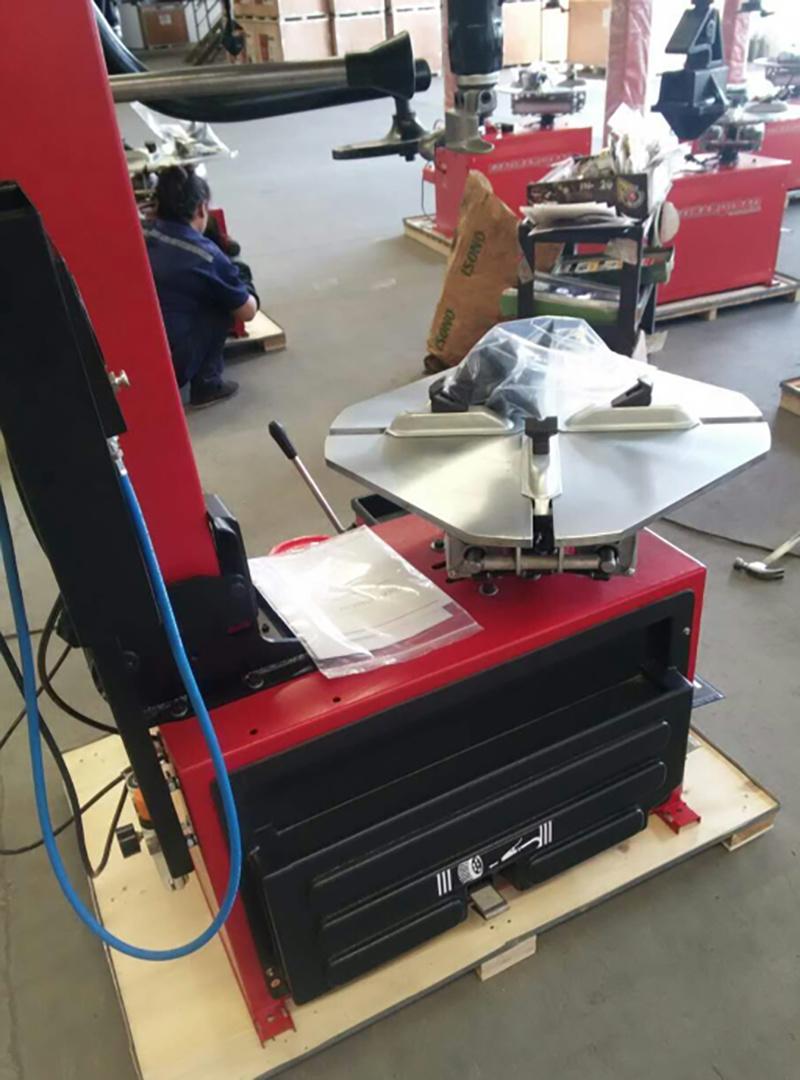 Horizantal Semi Automatic Tilting Column Tire Removing Machine