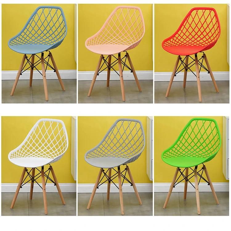 Replica Classical PP Plastic Designer Wooden Leg Plastic Dining Chair Modern Nordic Cafe Chair with Hollow Back