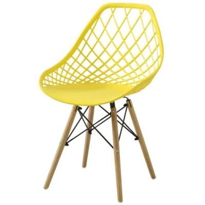 Replica Classical PP Plastic Designer Wooden Leg Plastic Dining Chair Modern Nordic Cafe Chair with Hollow Back