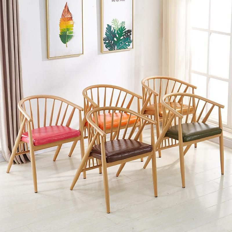 Modern Bright Colored PP Plastic Dining Chair with Wooden Legs