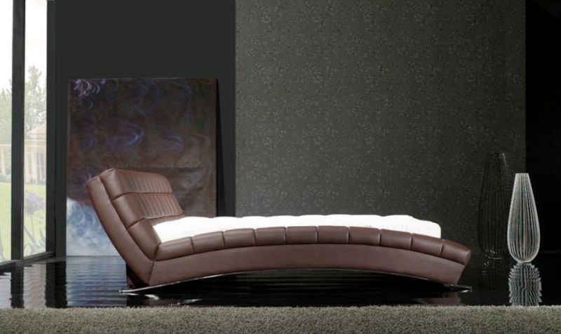 Hot Selling Item Bedroom Bed with Italy Leather Covered Gc1697