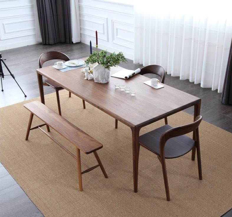 Nordic Solid Wood Home Furniture Dining Table Made in China