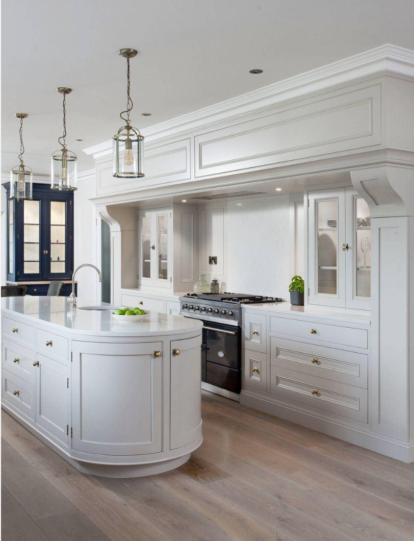 Modern Style Pure White PE Painting Finsh Handleless Shaker Doordesign Kitchen Cabinet with Big Island