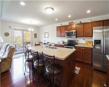 Traditional Modular Durable Solid Wood Kitchen Cabinet with Veined Quartz Countertop