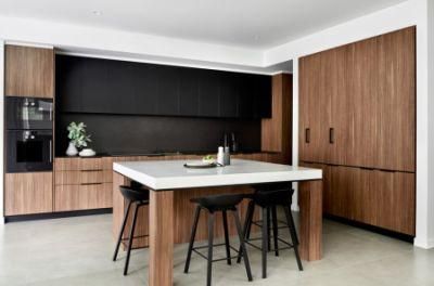 Modern L-Shaped Pantry Oven Cupboard Wooden Furniture Black Splashback Maple Kitchen Cabinets