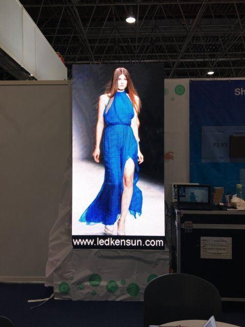 960mwx1.92mm P2.5 Indoor LED TV Vertical LED Display for Store Shops Advertising