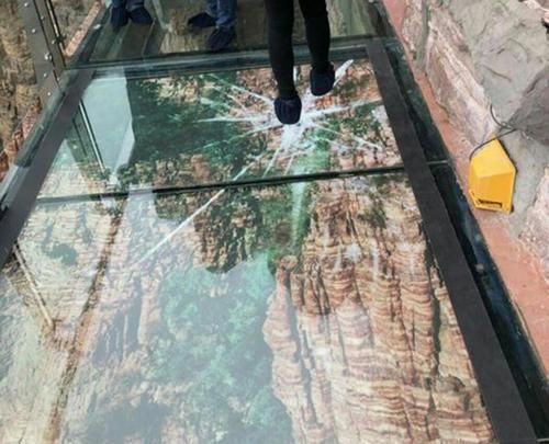 Realistic Effect of 3D Glass Plank Road Interactive Floor Tile Screen